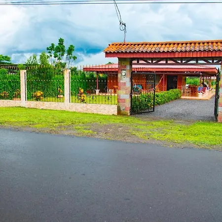 Villa Alquiler Cabanas Rusticas Vacamadi Fortuna San Carlos
